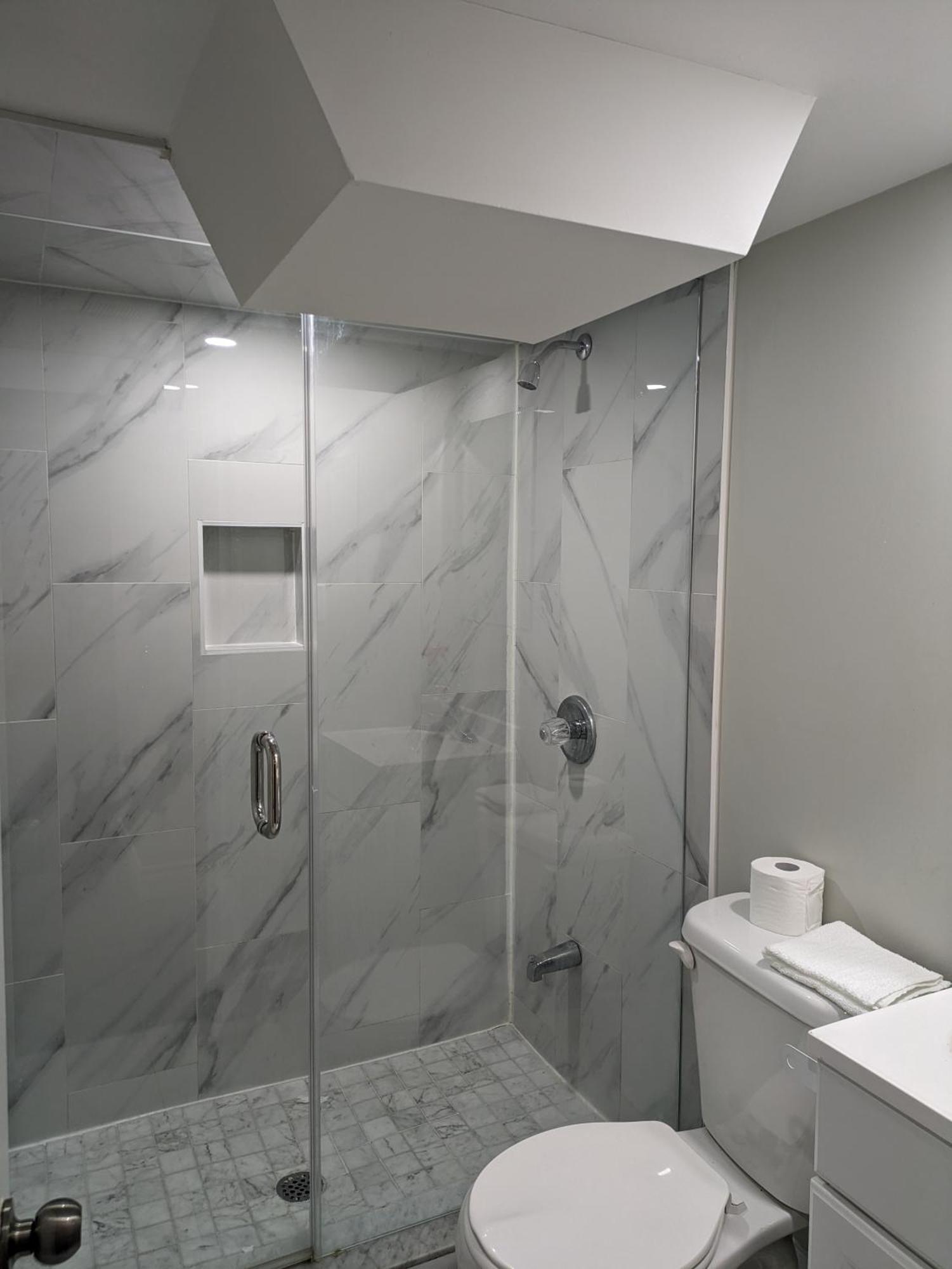 Stunning Furnished 2Bedroom/2Washroom Apartment แบรมพ์ตัน ภายนอก รูปภาพ