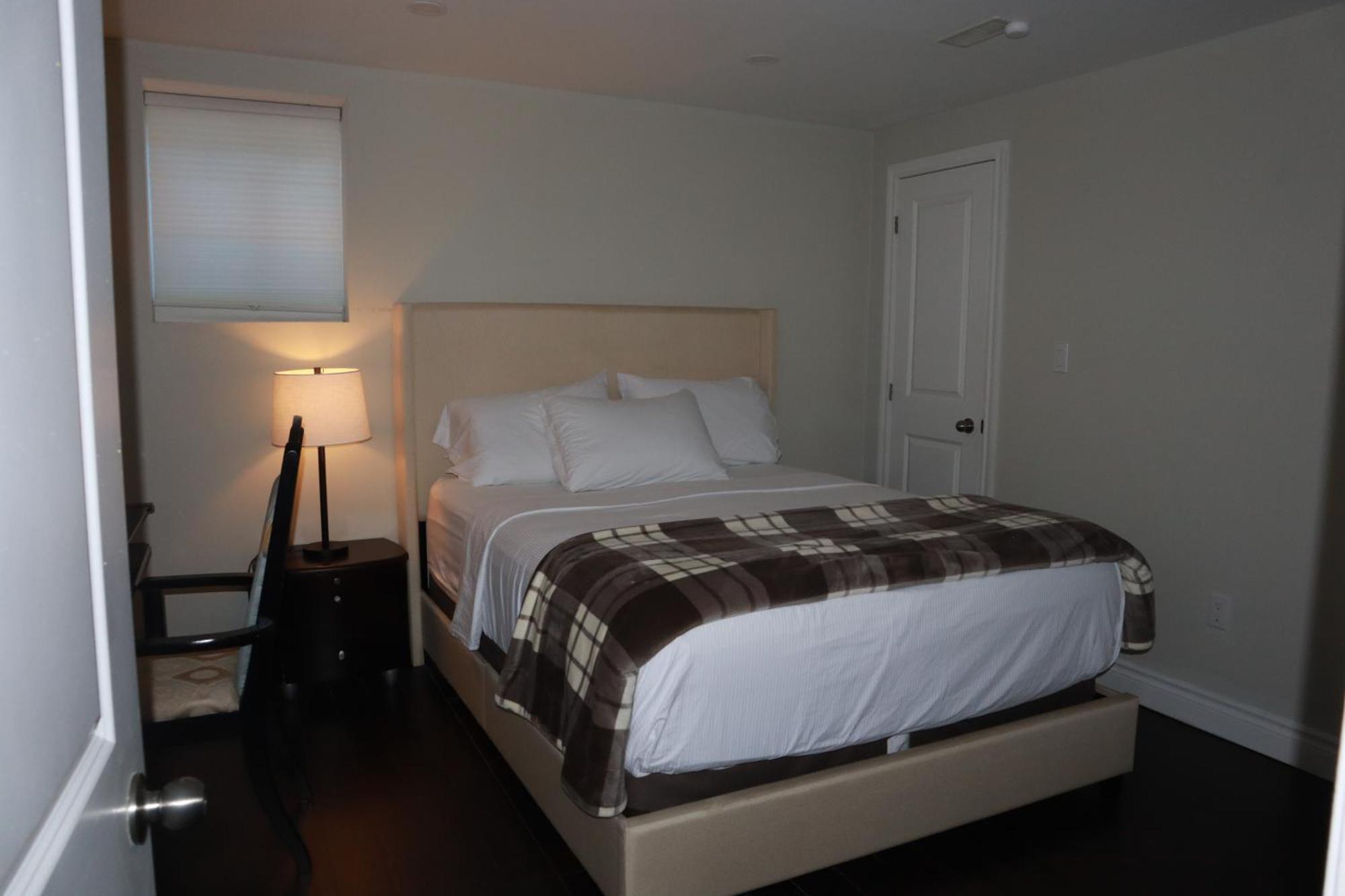 Stunning Furnished 2Bedroom/2Washroom Apartment แบรมพ์ตัน ภายนอก รูปภาพ
