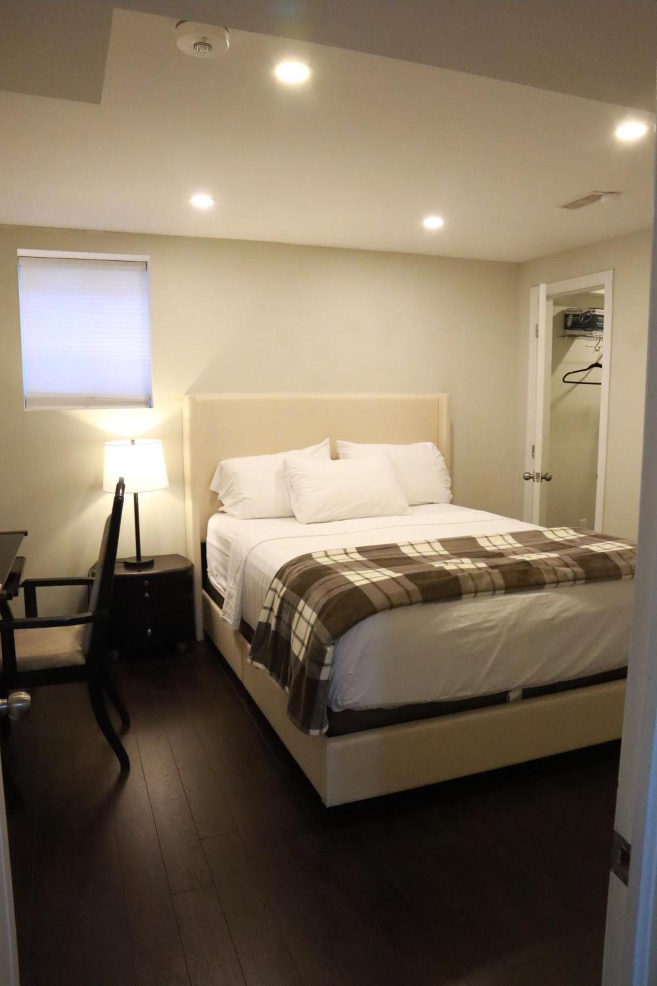 Stunning Furnished 2Bedroom/2Washroom Apartment แบรมพ์ตัน ภายนอก รูปภาพ