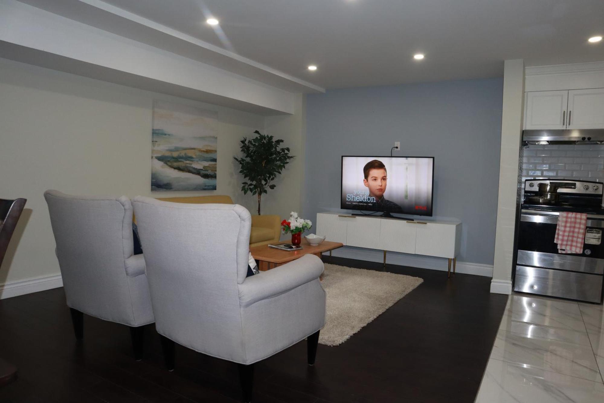 Stunning Furnished 2Bedroom/2Washroom Apartment แบรมพ์ตัน ภายนอก รูปภาพ