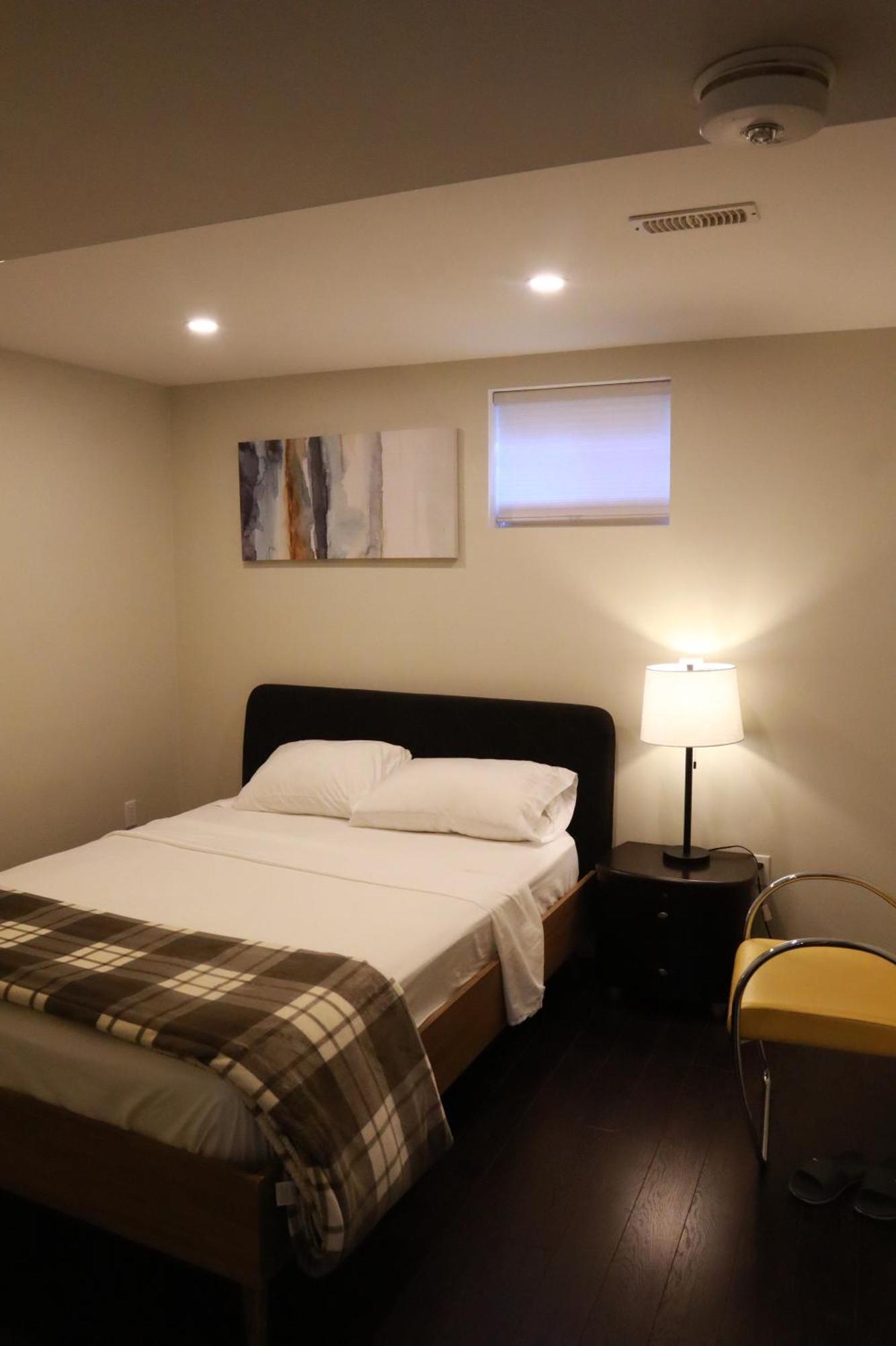 Stunning Furnished 2Bedroom/2Washroom Apartment แบรมพ์ตัน ภายนอก รูปภาพ