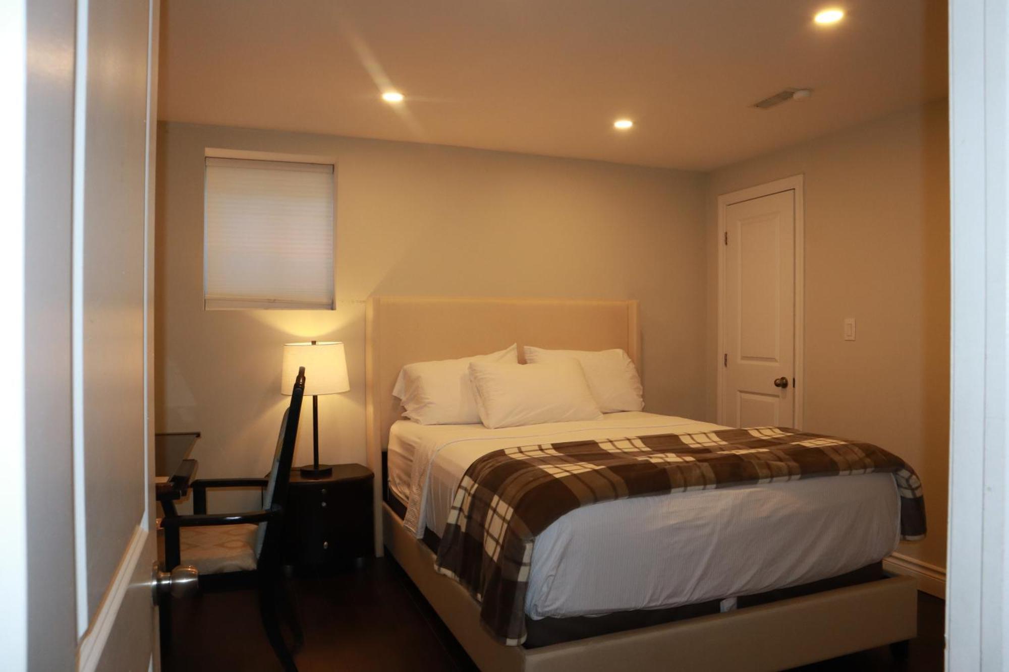 Stunning Furnished 2Bedroom/2Washroom Apartment แบรมพ์ตัน ภายนอก รูปภาพ