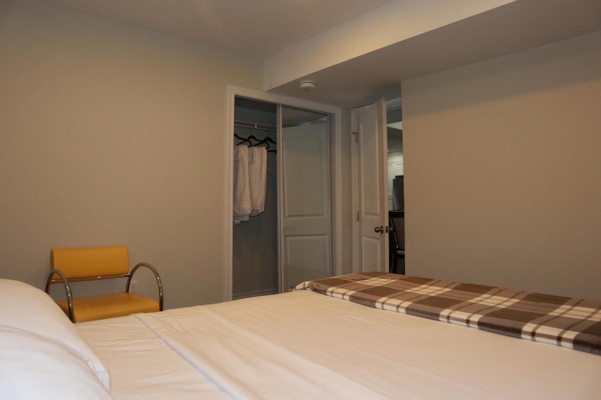 Stunning Furnished 2Bedroom/2Washroom Apartment แบรมพ์ตัน ภายนอก รูปภาพ