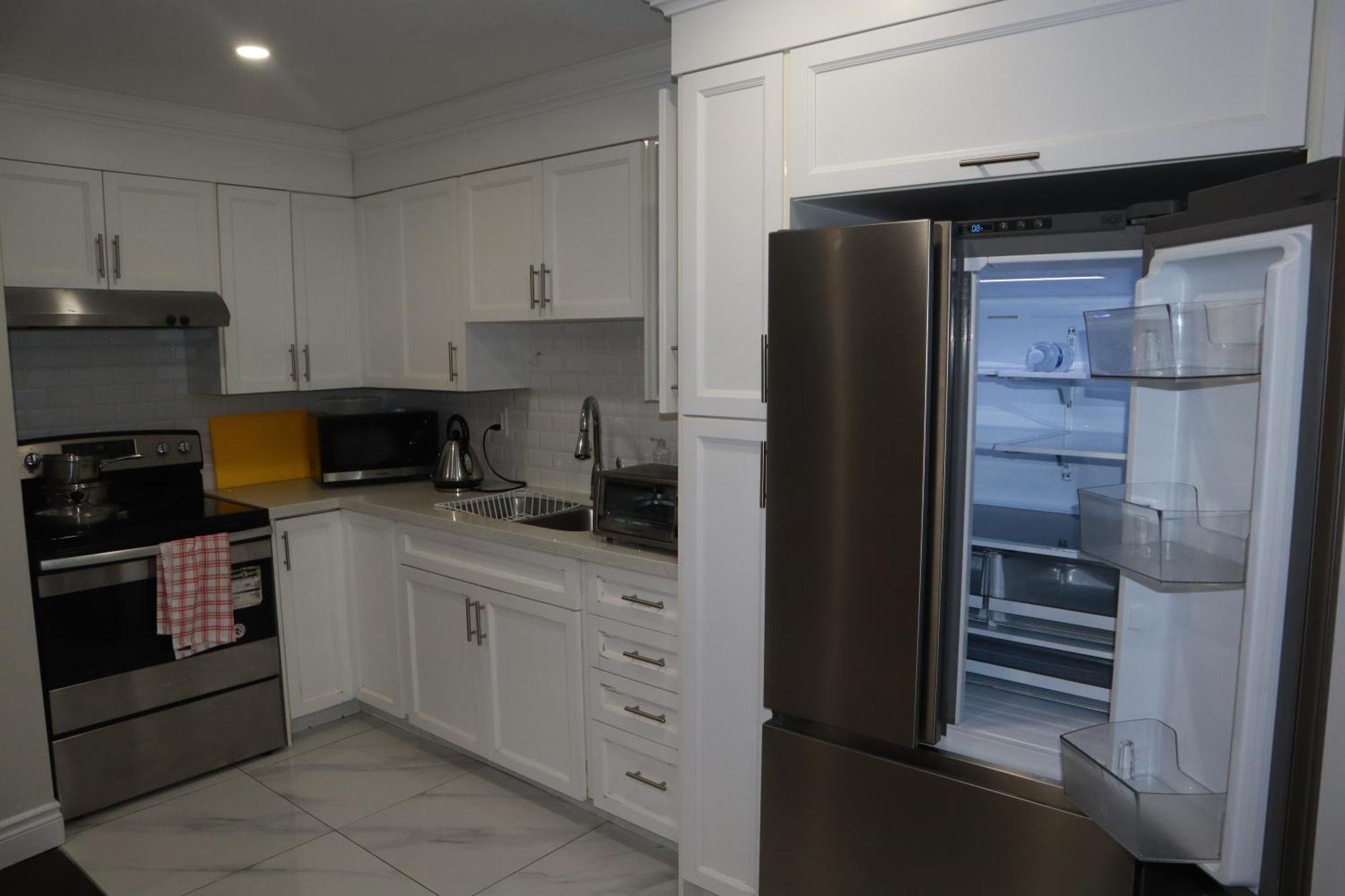 Stunning Furnished 2Bedroom/2Washroom Apartment แบรมพ์ตัน ภายนอก รูปภาพ