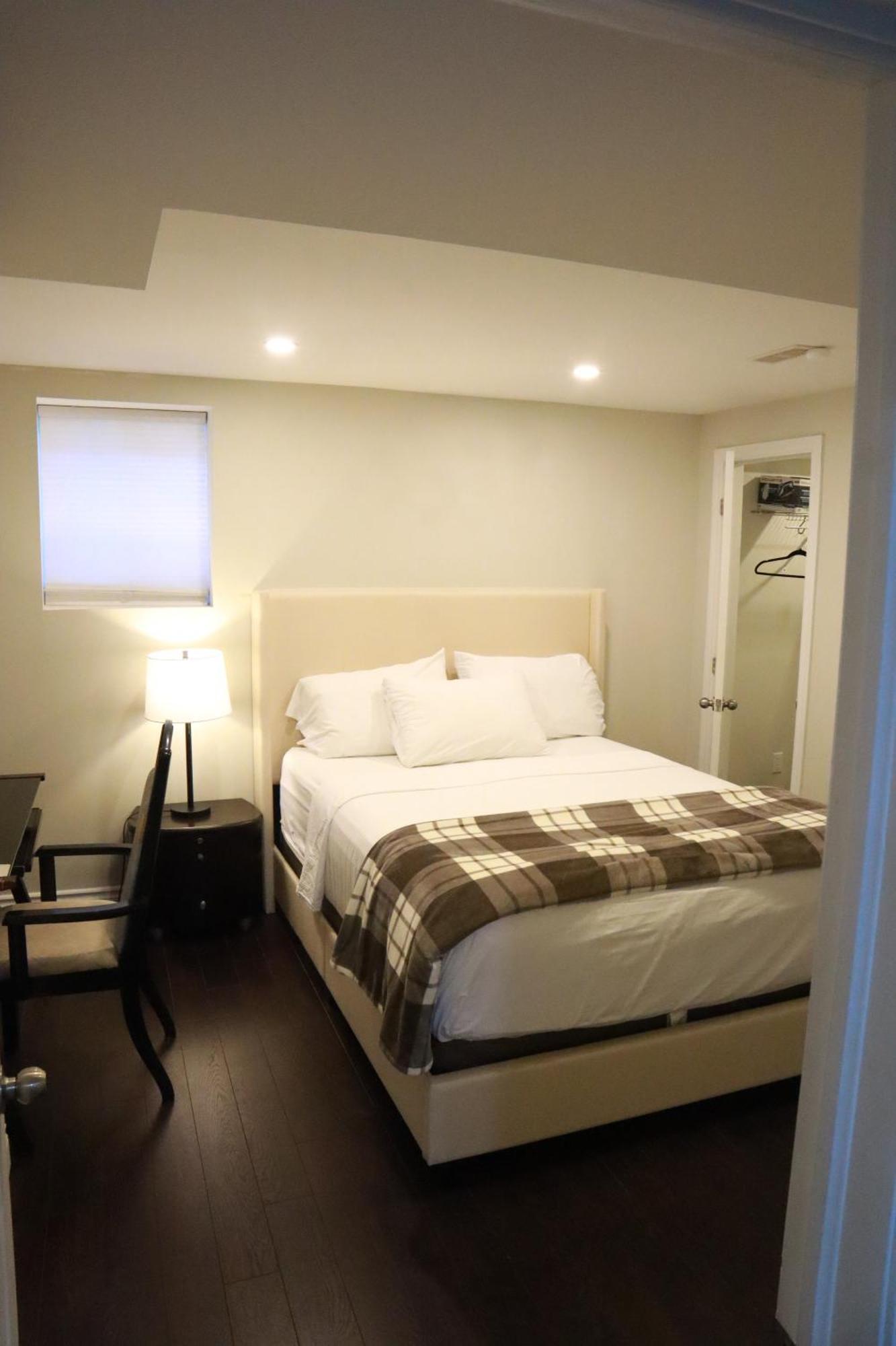 Stunning Furnished 2Bedroom/2Washroom Apartment แบรมพ์ตัน ภายนอก รูปภาพ