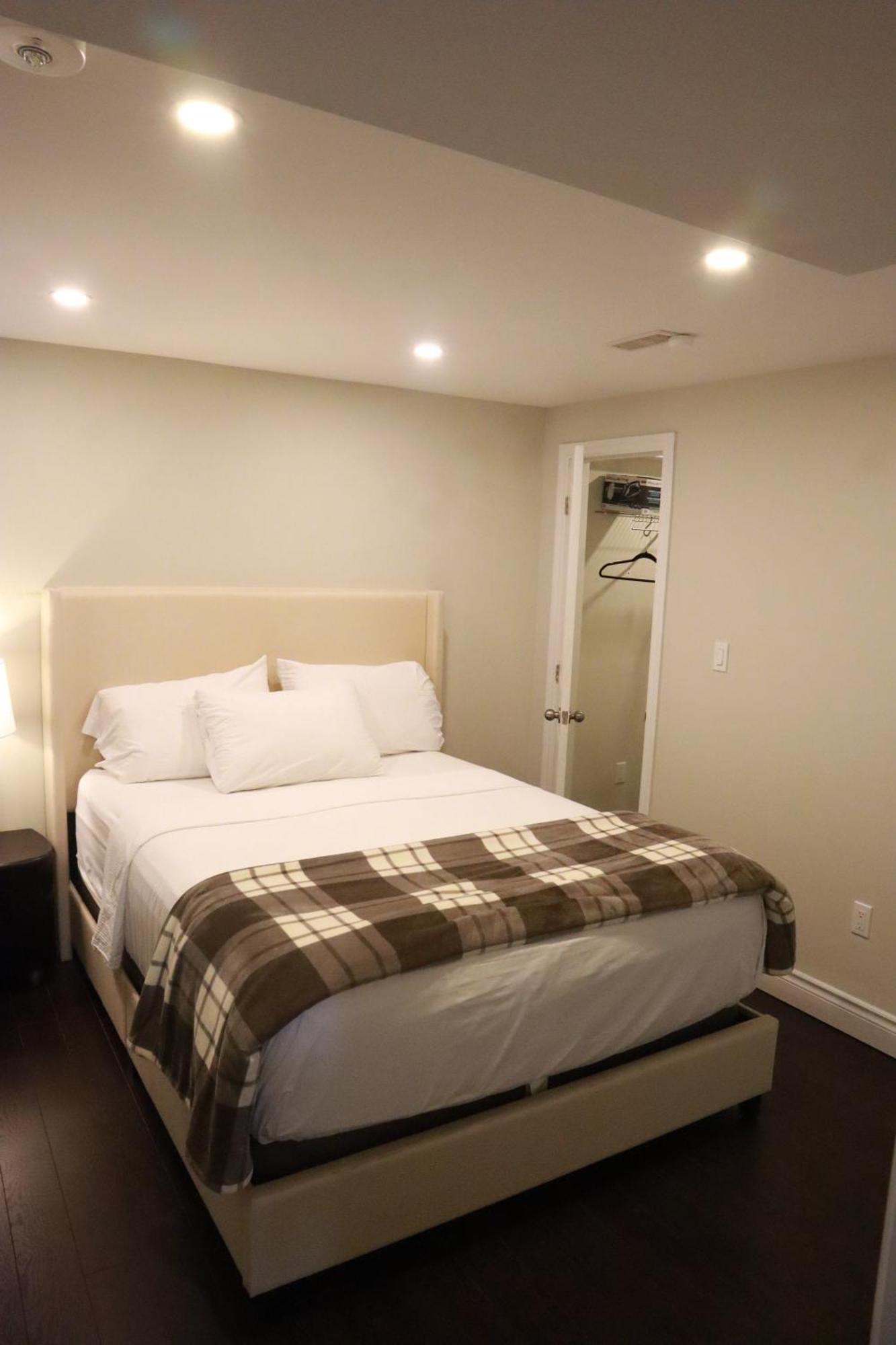 Stunning Furnished 2Bedroom/2Washroom Apartment แบรมพ์ตัน ภายนอก รูปภาพ