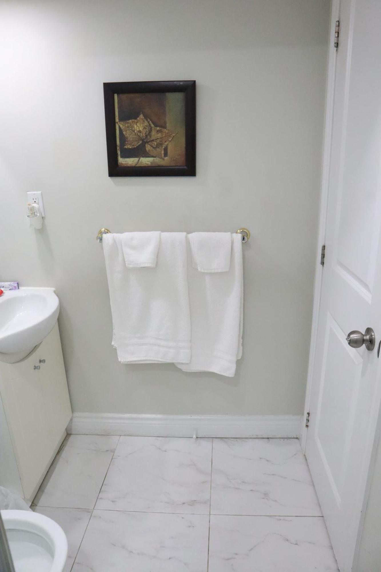 Stunning Furnished 2Bedroom/2Washroom Apartment แบรมพ์ตัน ภายนอก รูปภาพ