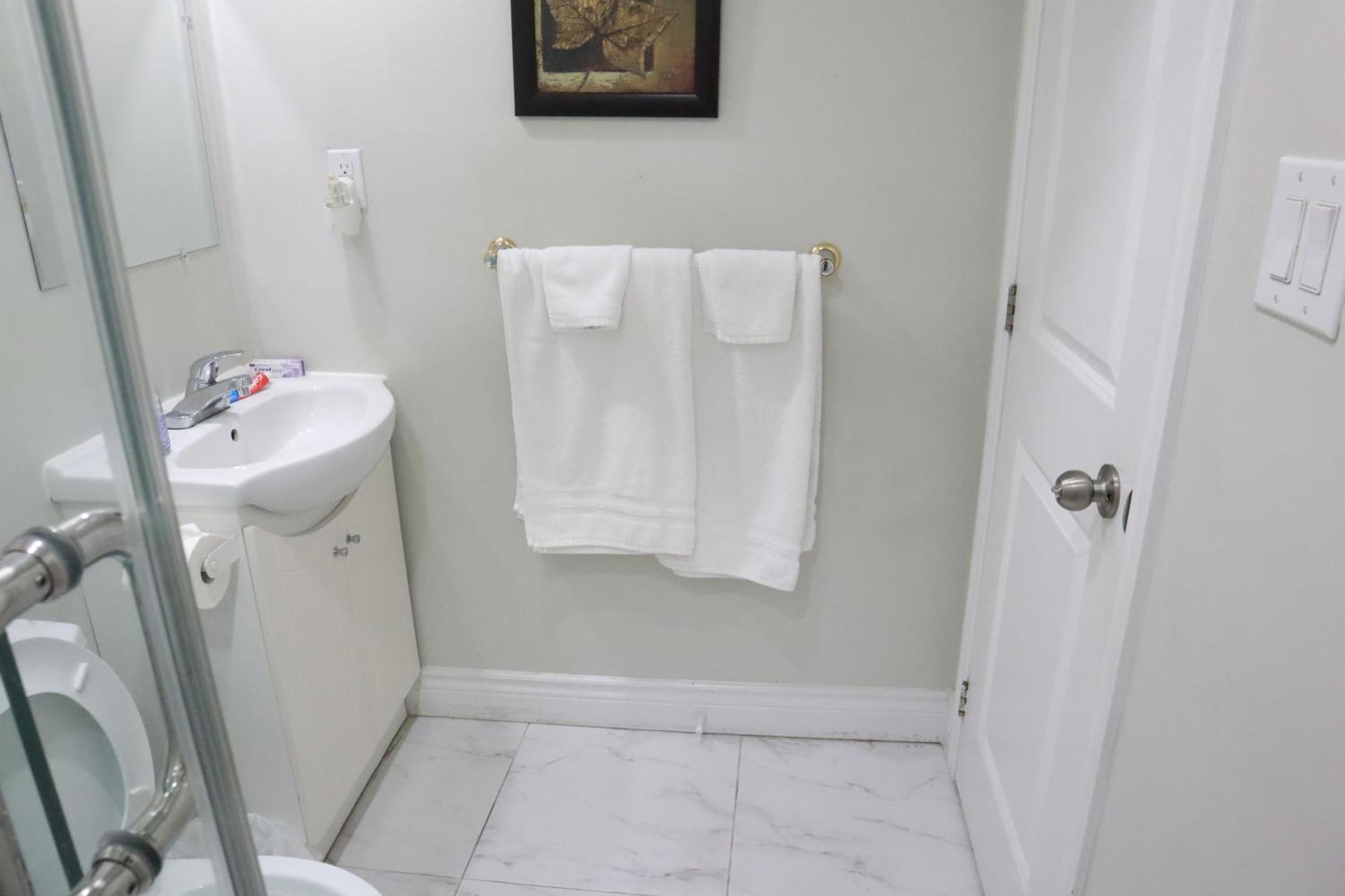 Stunning Furnished 2Bedroom/2Washroom Apartment แบรมพ์ตัน ภายนอก รูปภาพ