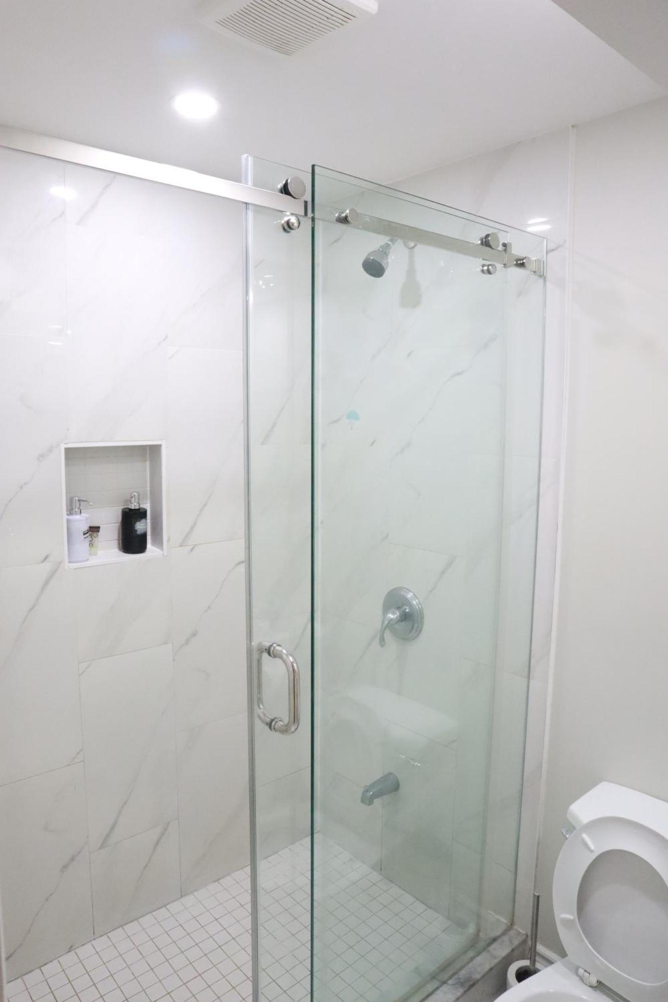 Stunning Furnished 2Bedroom/2Washroom Apartment แบรมพ์ตัน ภายนอก รูปภาพ