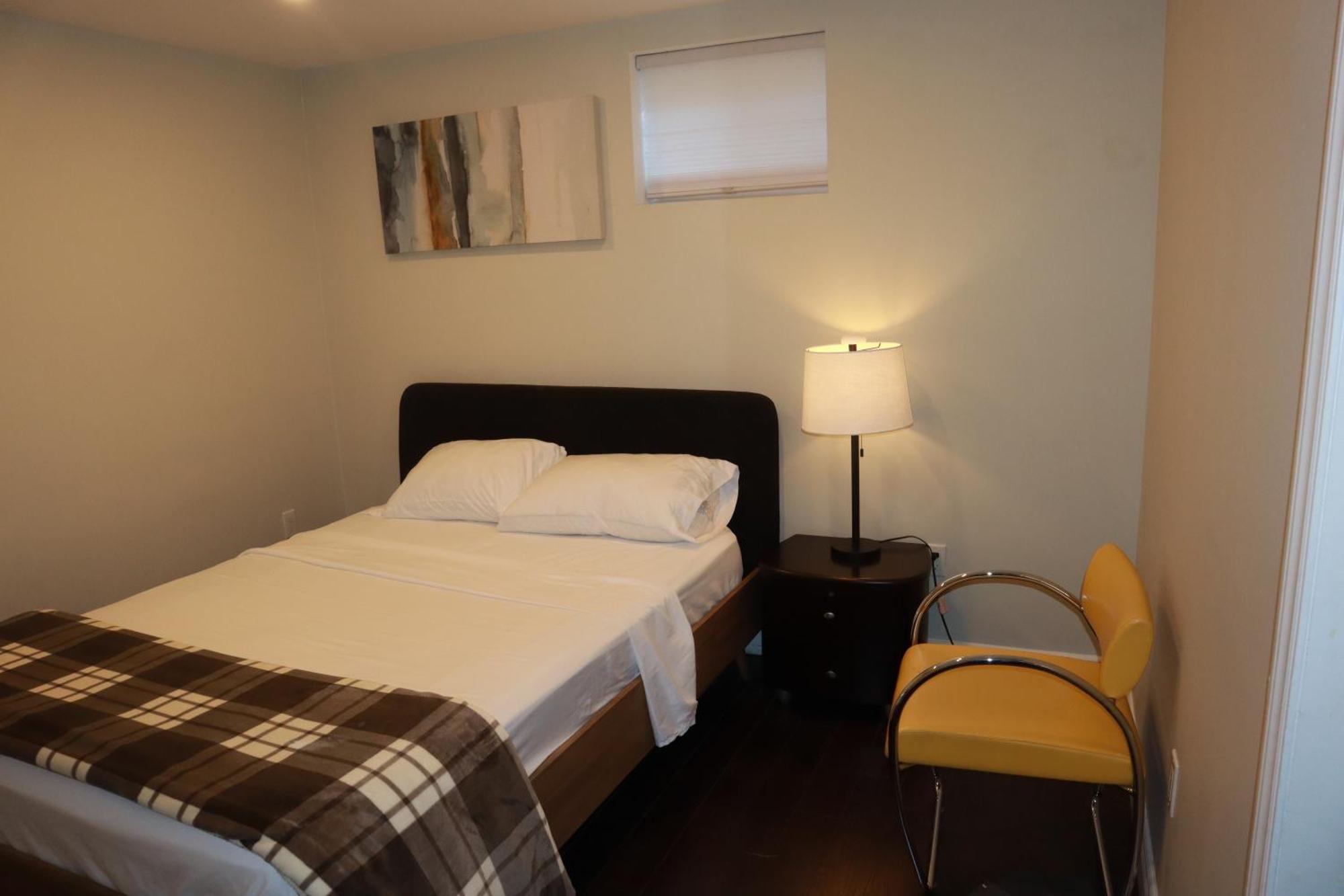 Stunning Furnished 2Bedroom/2Washroom Apartment แบรมพ์ตัน ภายนอก รูปภาพ