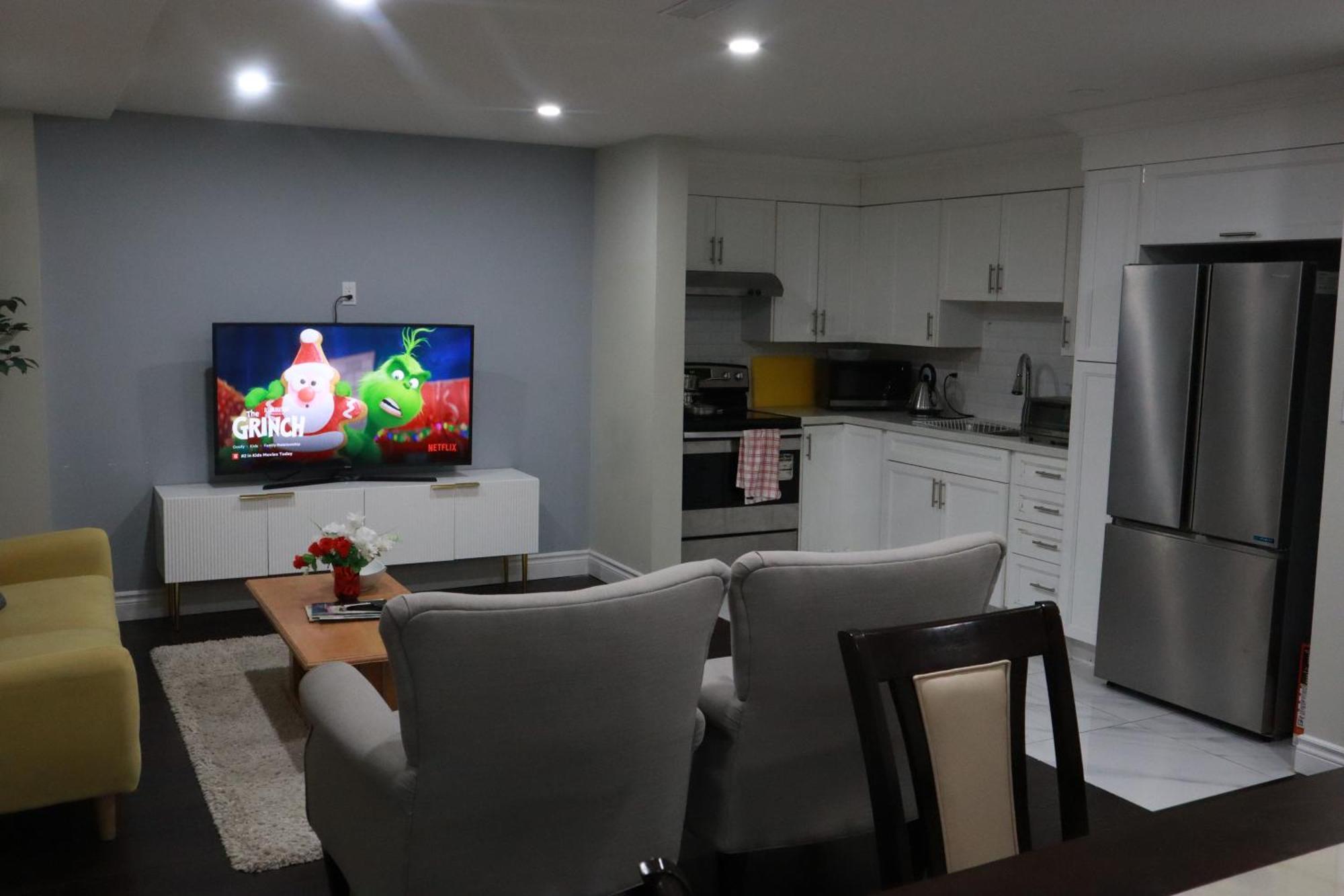 Stunning Furnished 2Bedroom/2Washroom Apartment แบรมพ์ตัน ภายนอก รูปภาพ
