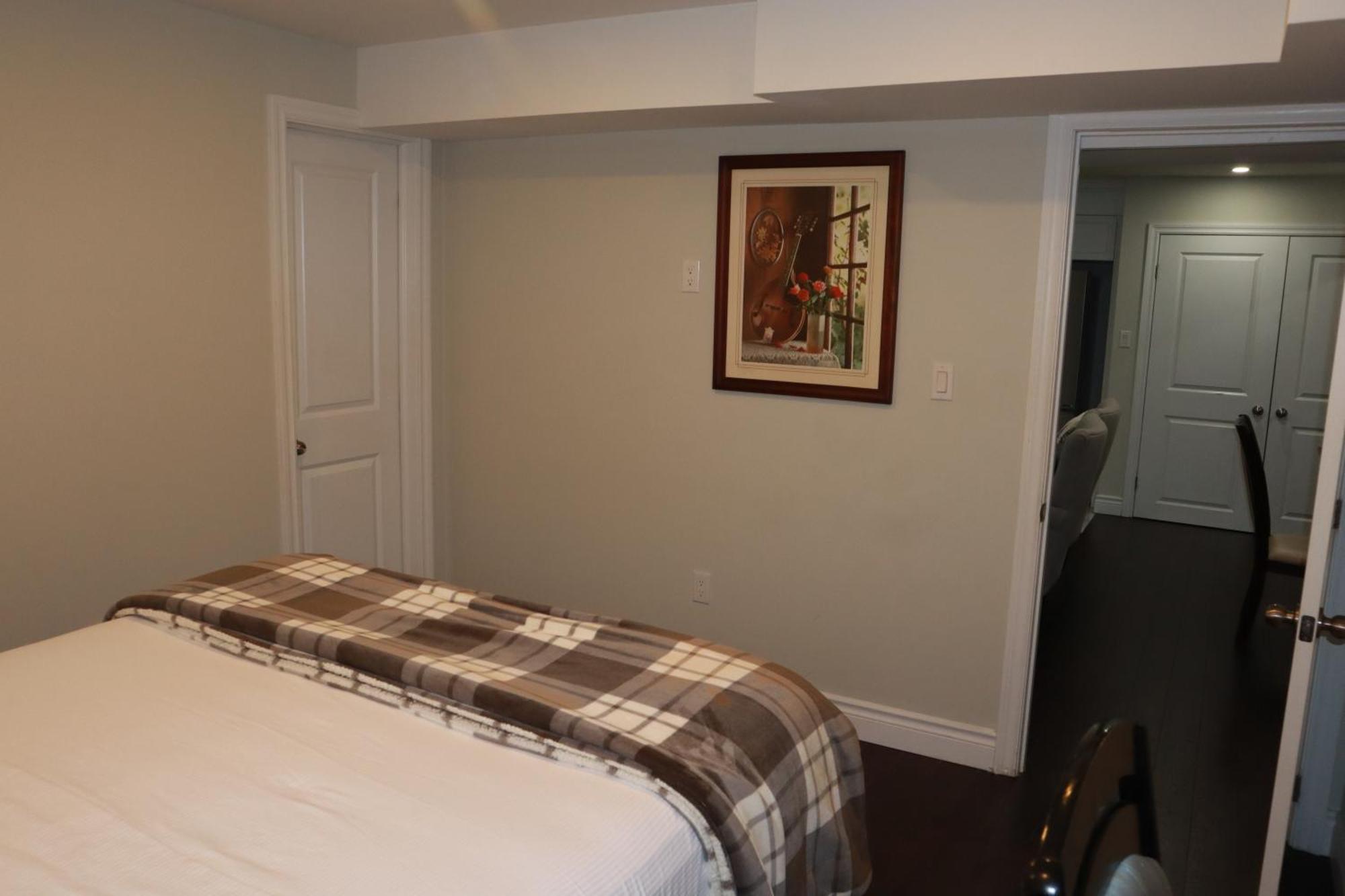 Stunning Furnished 2Bedroom/2Washroom Apartment แบรมพ์ตัน ภายนอก รูปภาพ