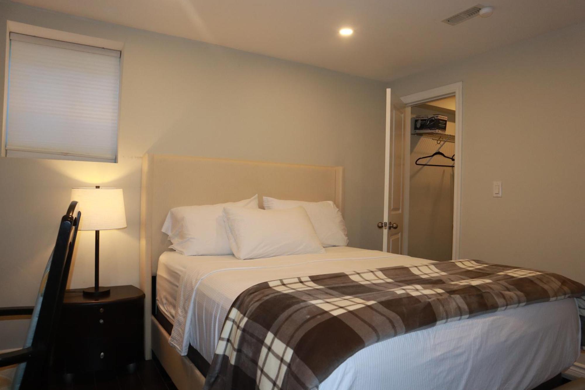 Stunning Furnished 2Bedroom/2Washroom Apartment แบรมพ์ตัน ภายนอก รูปภาพ