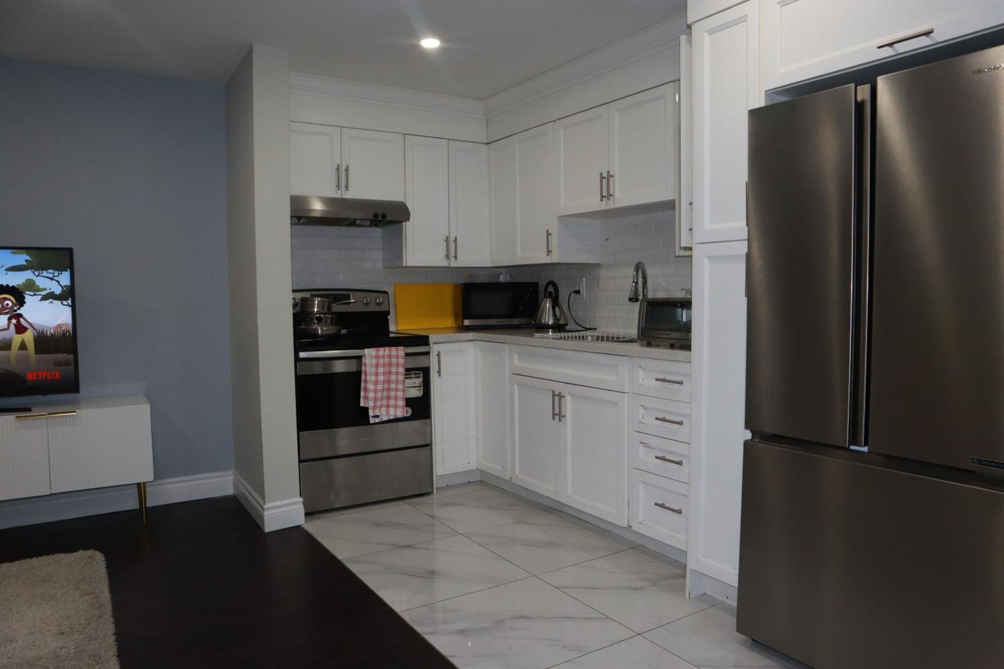 Stunning Furnished 2Bedroom/2Washroom Apartment แบรมพ์ตัน ภายนอก รูปภาพ