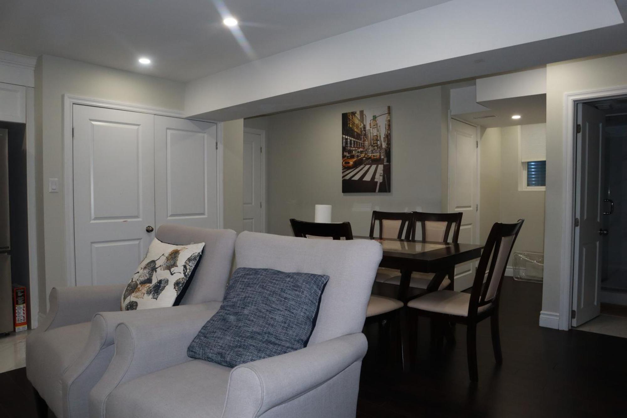 Stunning Furnished 2Bedroom/2Washroom Apartment แบรมพ์ตัน ภายนอก รูปภาพ