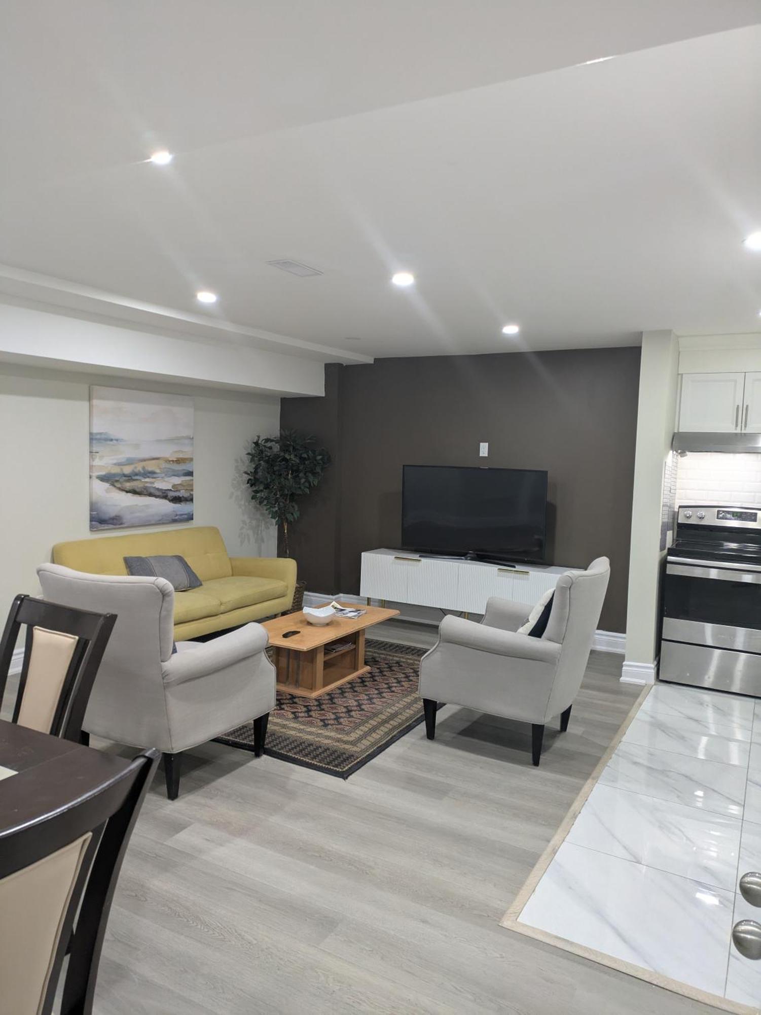 Stunning Furnished 2Bedroom/2Washroom Apartment แบรมพ์ตัน ภายนอก รูปภาพ