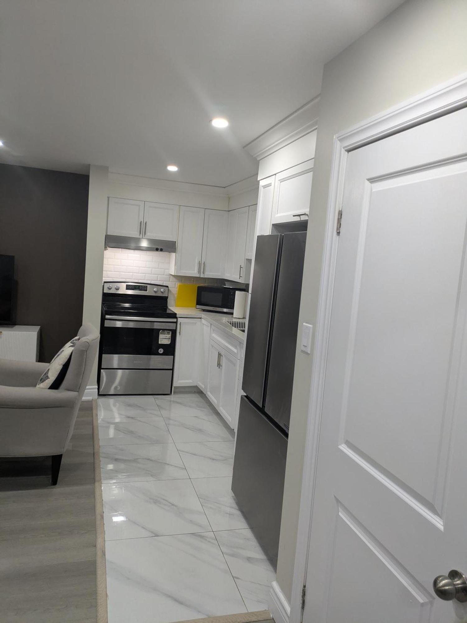 Stunning Furnished 2Bedroom/2Washroom Apartment แบรมพ์ตัน ภายนอก รูปภาพ
